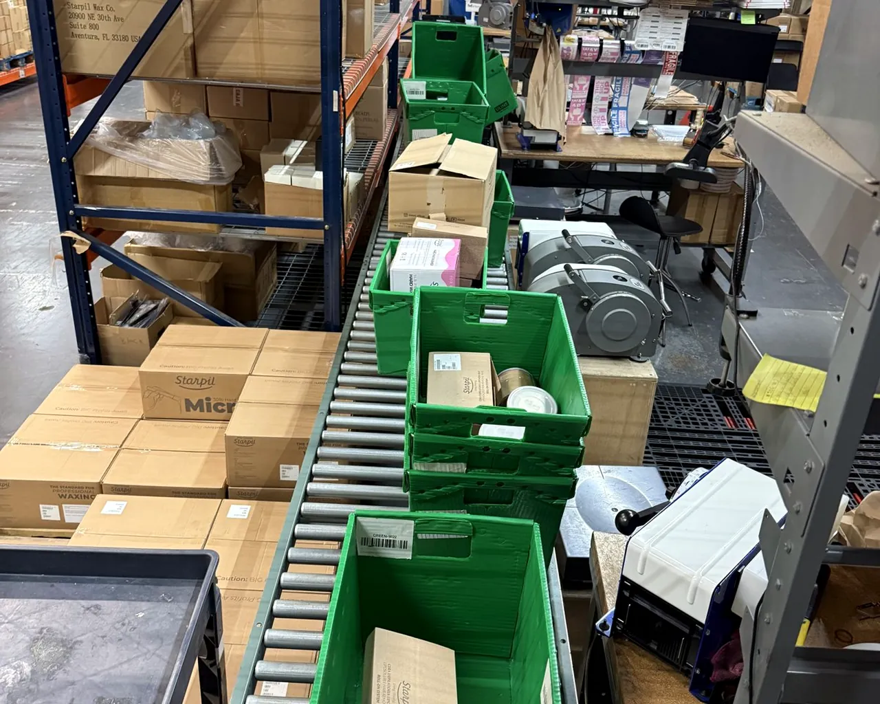 Estacion de pick-and-pack con contenedores en el almacen de Marcana 3PL en Miami