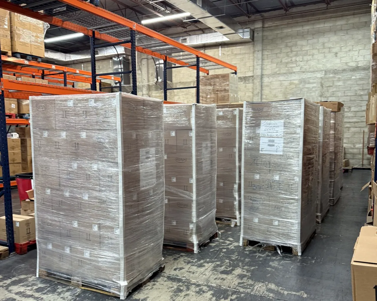 Cajas de inventario en pallets, listas para preparación FBA