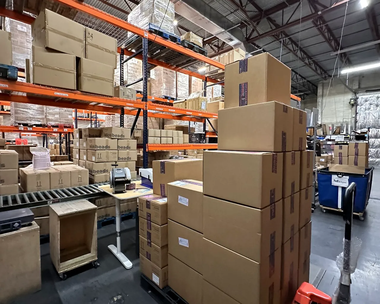 Equipo de Marcana preparando y empacando pedidos en la bodega de Miami
