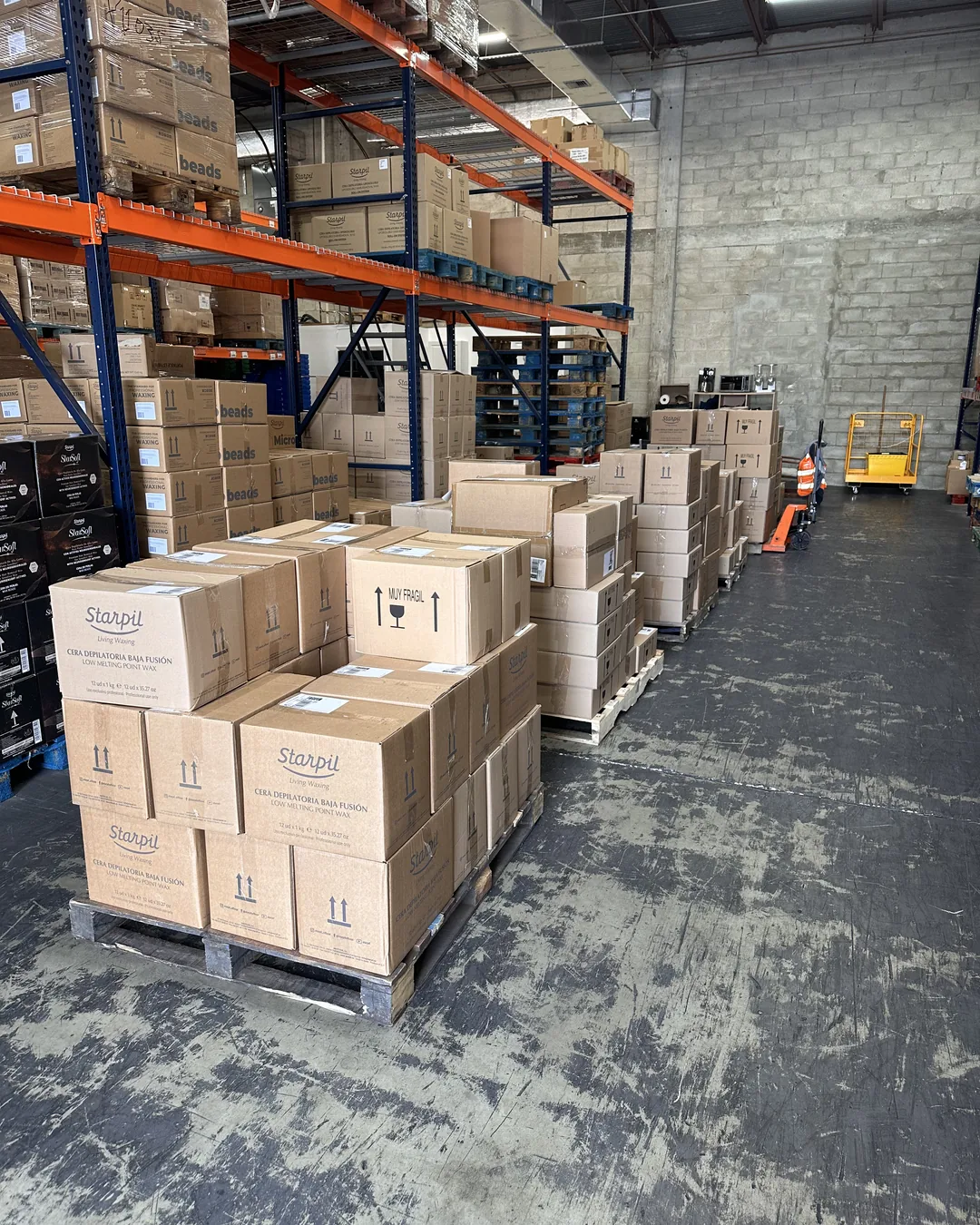 Inventario almacenado en racks de pallets con cajas etiquetadas