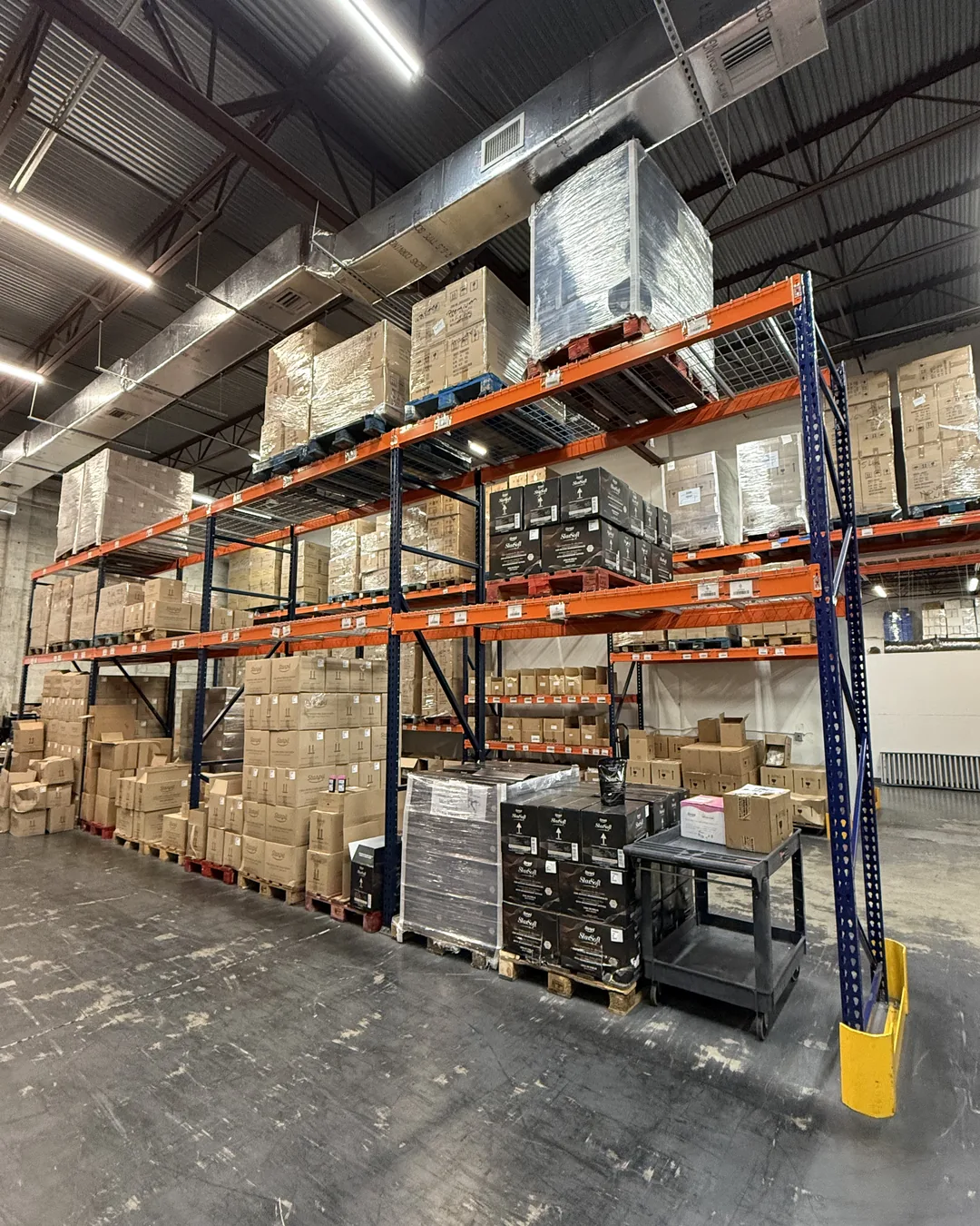 Racks de pallets llenos de inventario